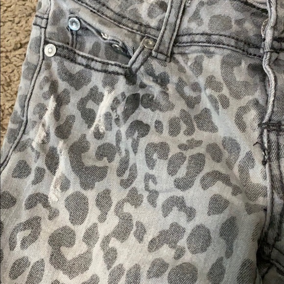 Distressed Leopard Print Jeans - Picture 6 of 6